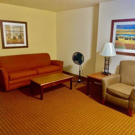 Park View Inn & Suites Hoisington Near Great Bend Dış mekan fotoğraf