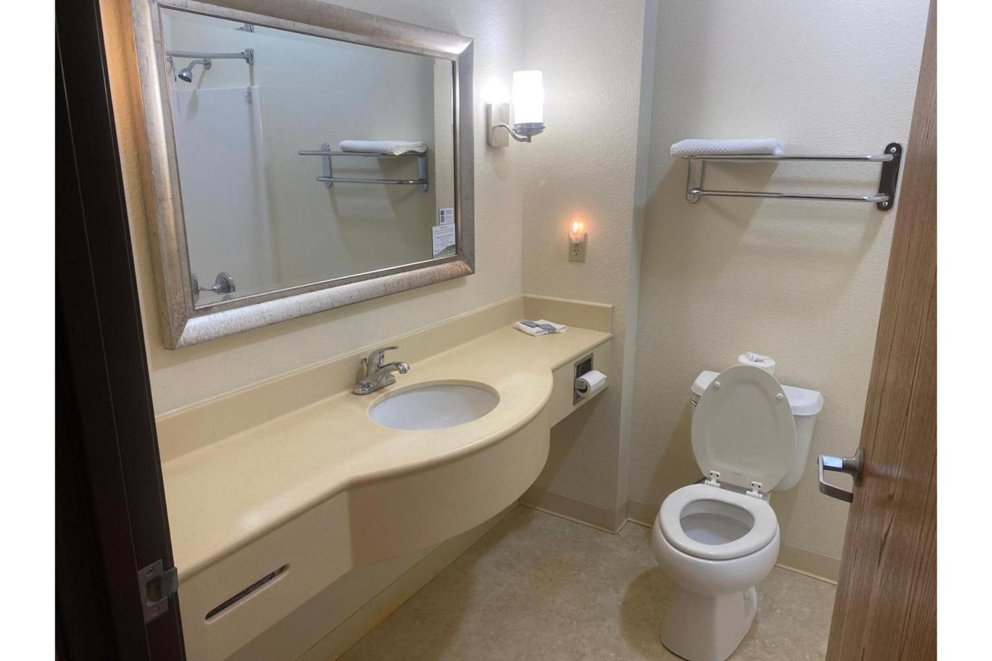Park View Inn & Suites Hoisington Near Great Bend Dış mekan fotoğraf