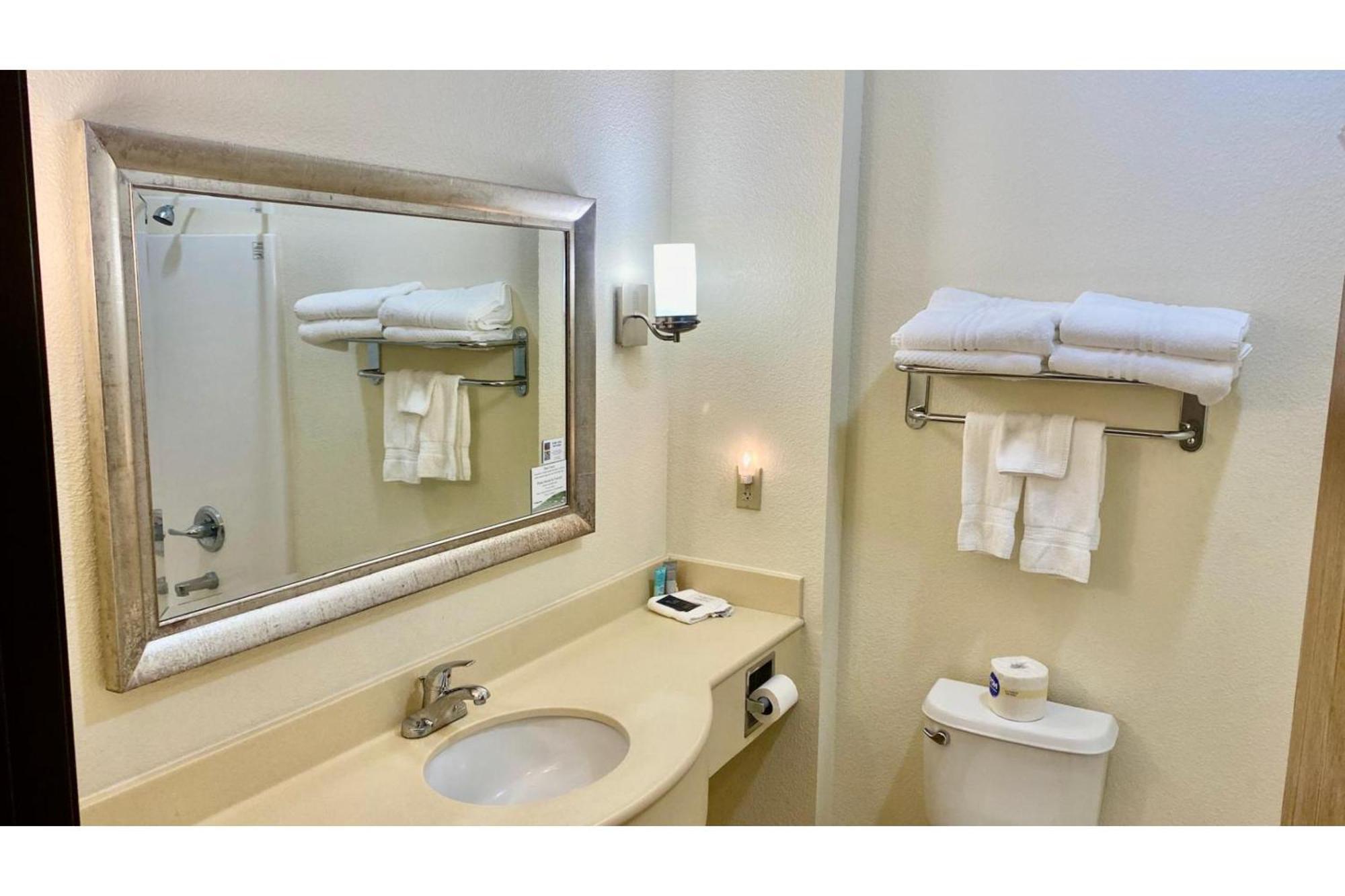 Park View Inn & Suites Hoisington Near Great Bend Dış mekan fotoğraf