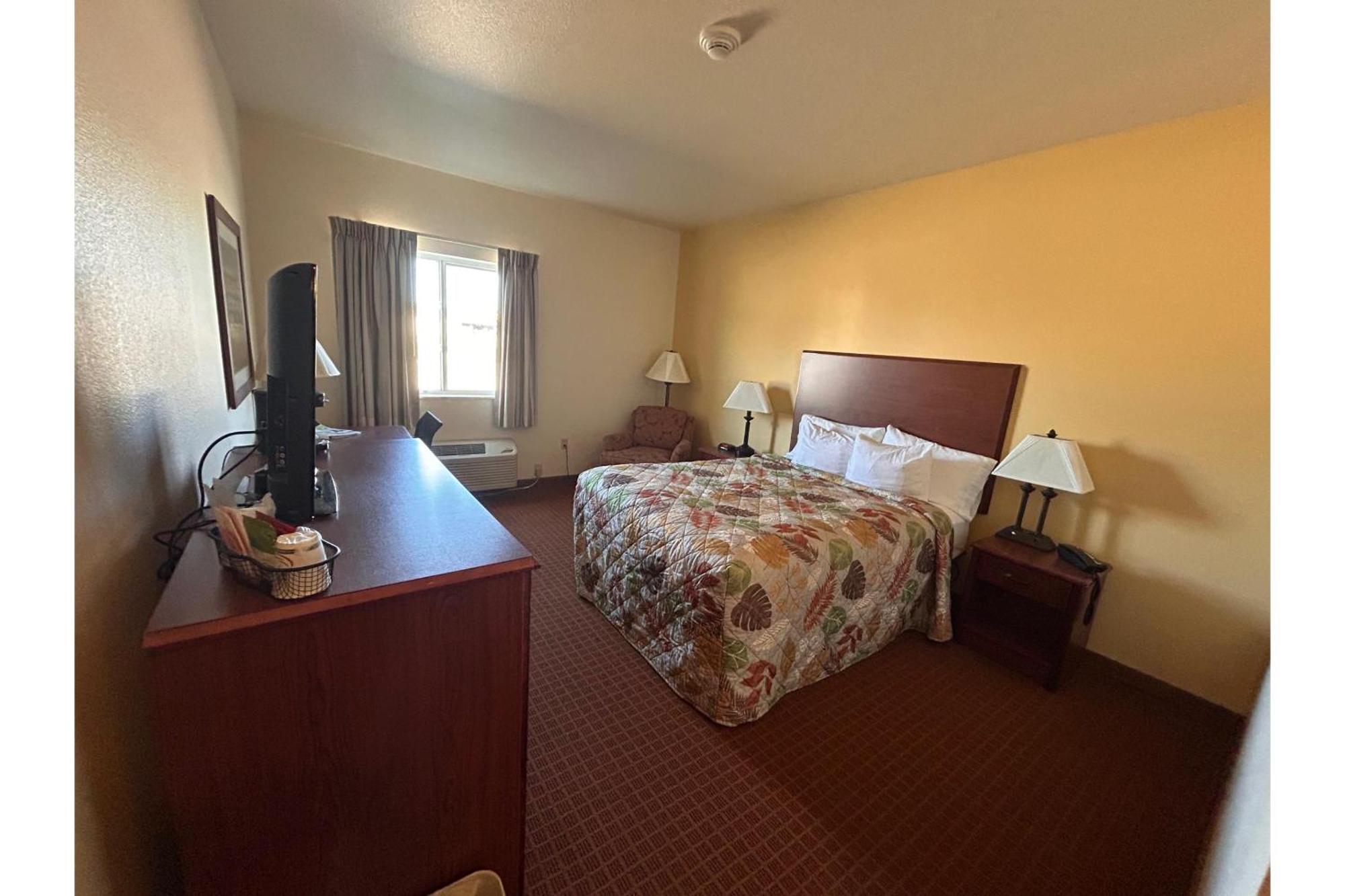 Park View Inn & Suites Hoisington Near Great Bend Dış mekan fotoğraf