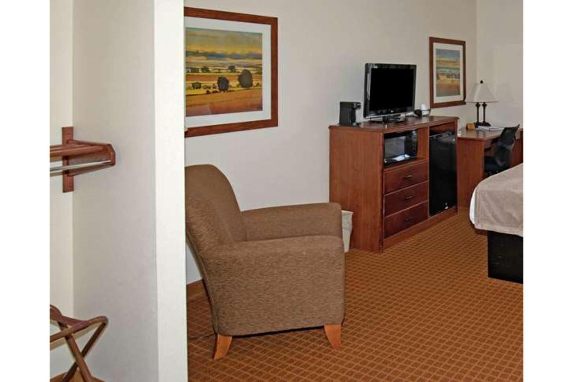 Park View Inn & Suites Hoisington Near Great Bend Dış mekan fotoğraf
