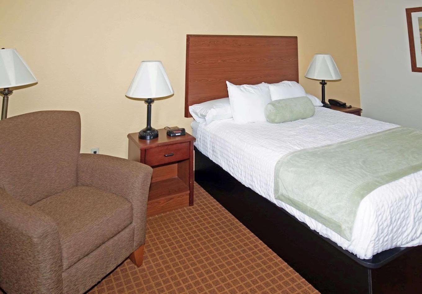 Park View Inn & Suites Hoisington Near Great Bend Dış mekan fotoğraf