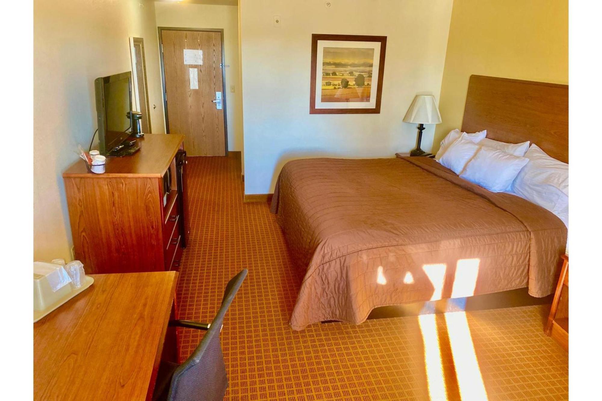 Park View Inn & Suites Hoisington Near Great Bend Dış mekan fotoğraf