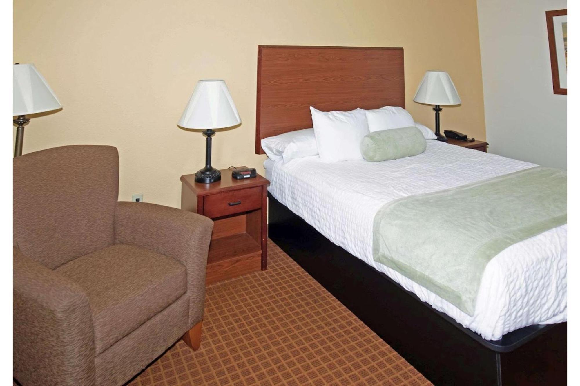 Park View Inn & Suites Hoisington Near Great Bend Dış mekan fotoğraf