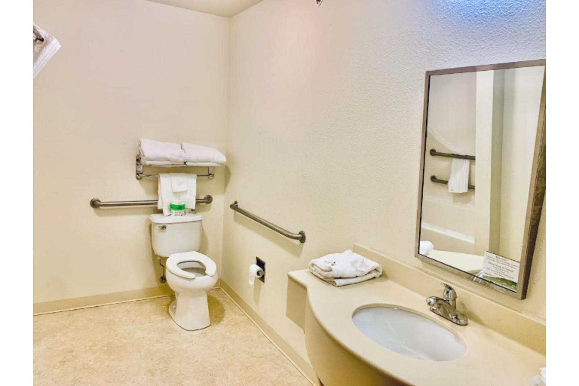 Park View Inn & Suites Hoisington Near Great Bend Dış mekan fotoğraf