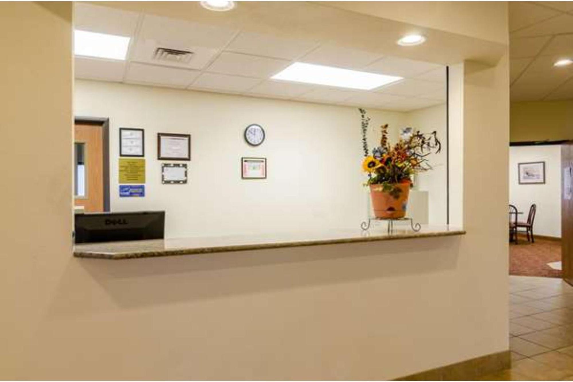 Park View Inn & Suites Hoisington Near Great Bend Dış mekan fotoğraf