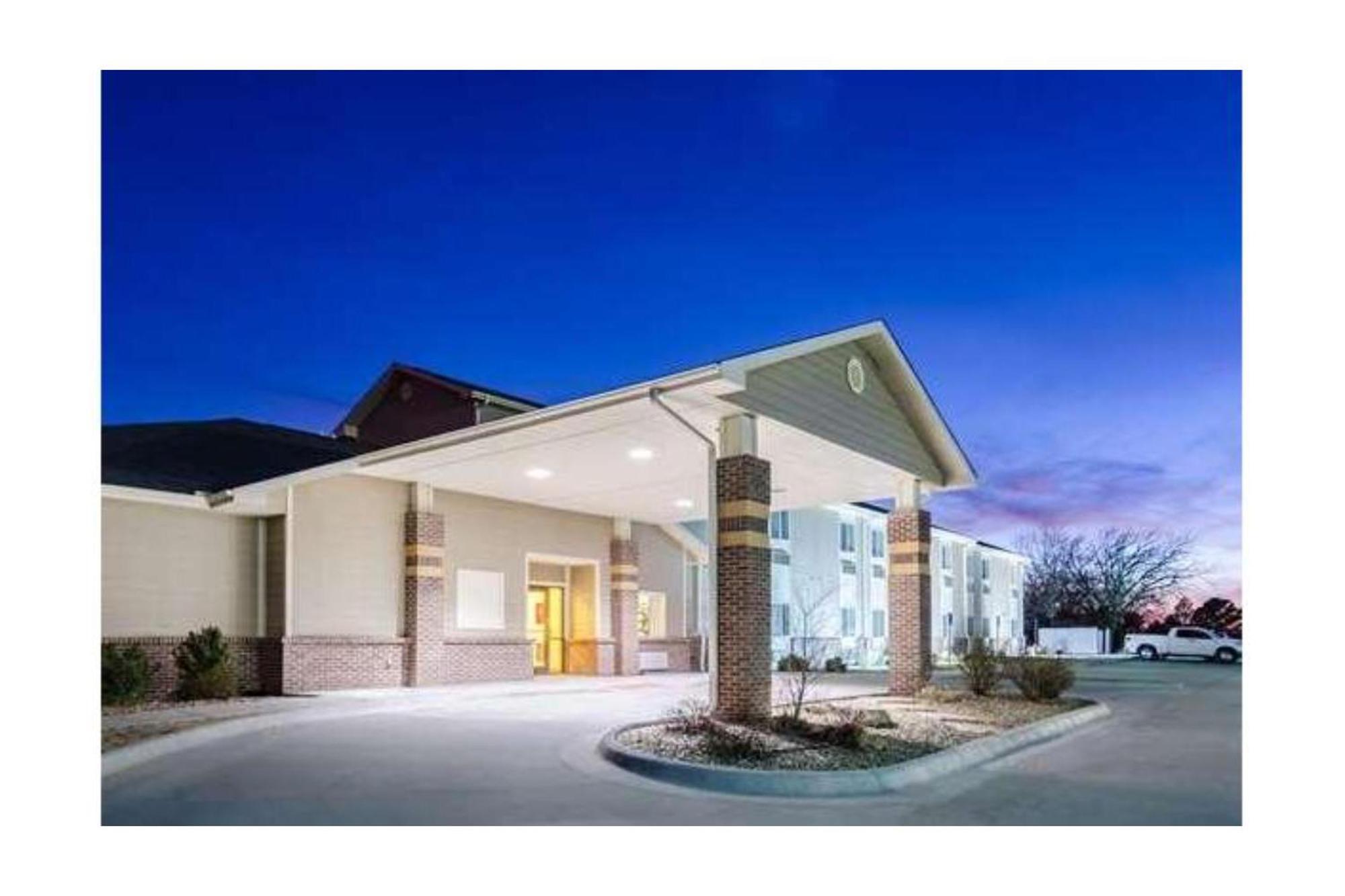 Park View Inn & Suites Hoisington Near Great Bend Dış mekan fotoğraf