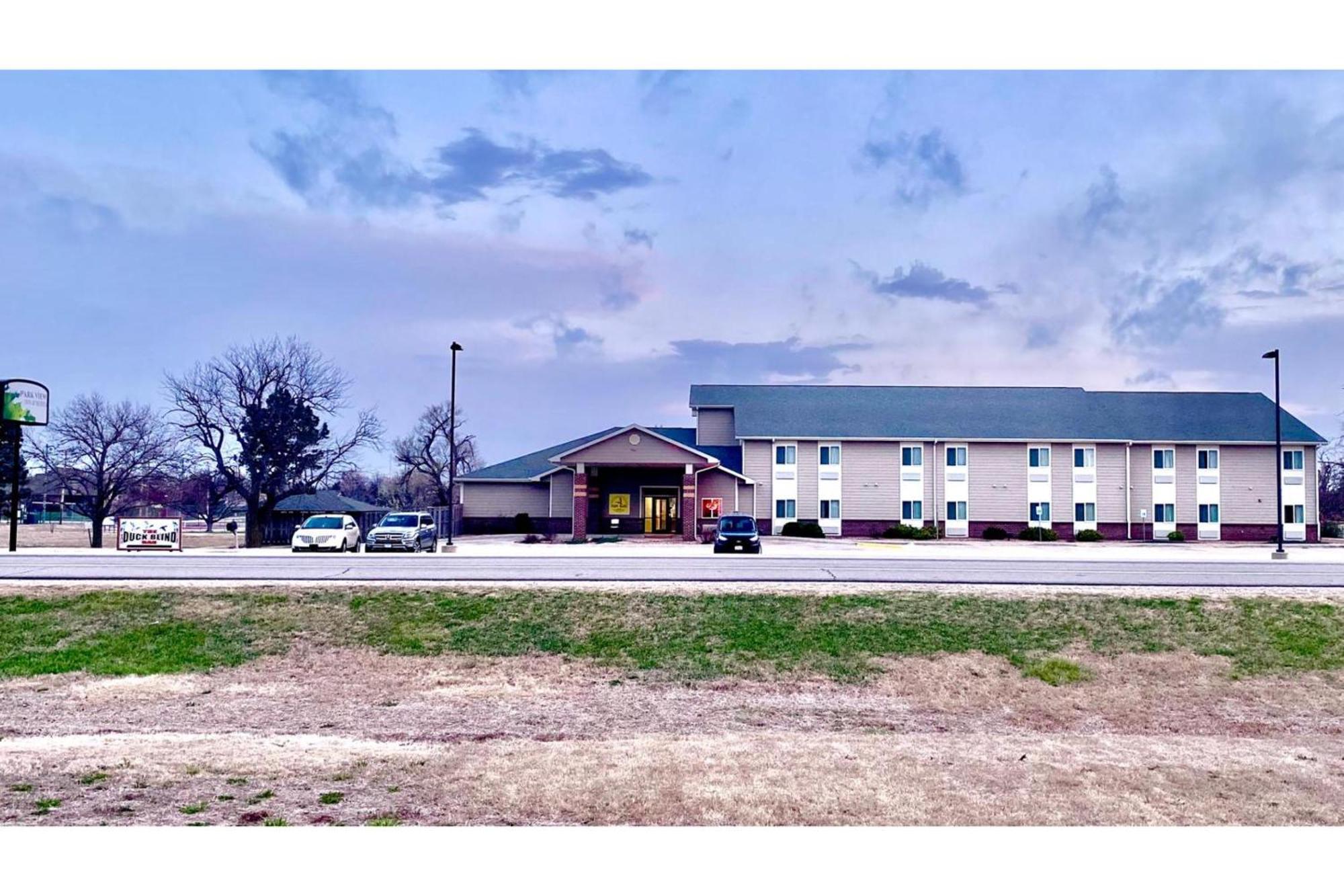 Park View Inn & Suites Hoisington Near Great Bend Dış mekan fotoğraf