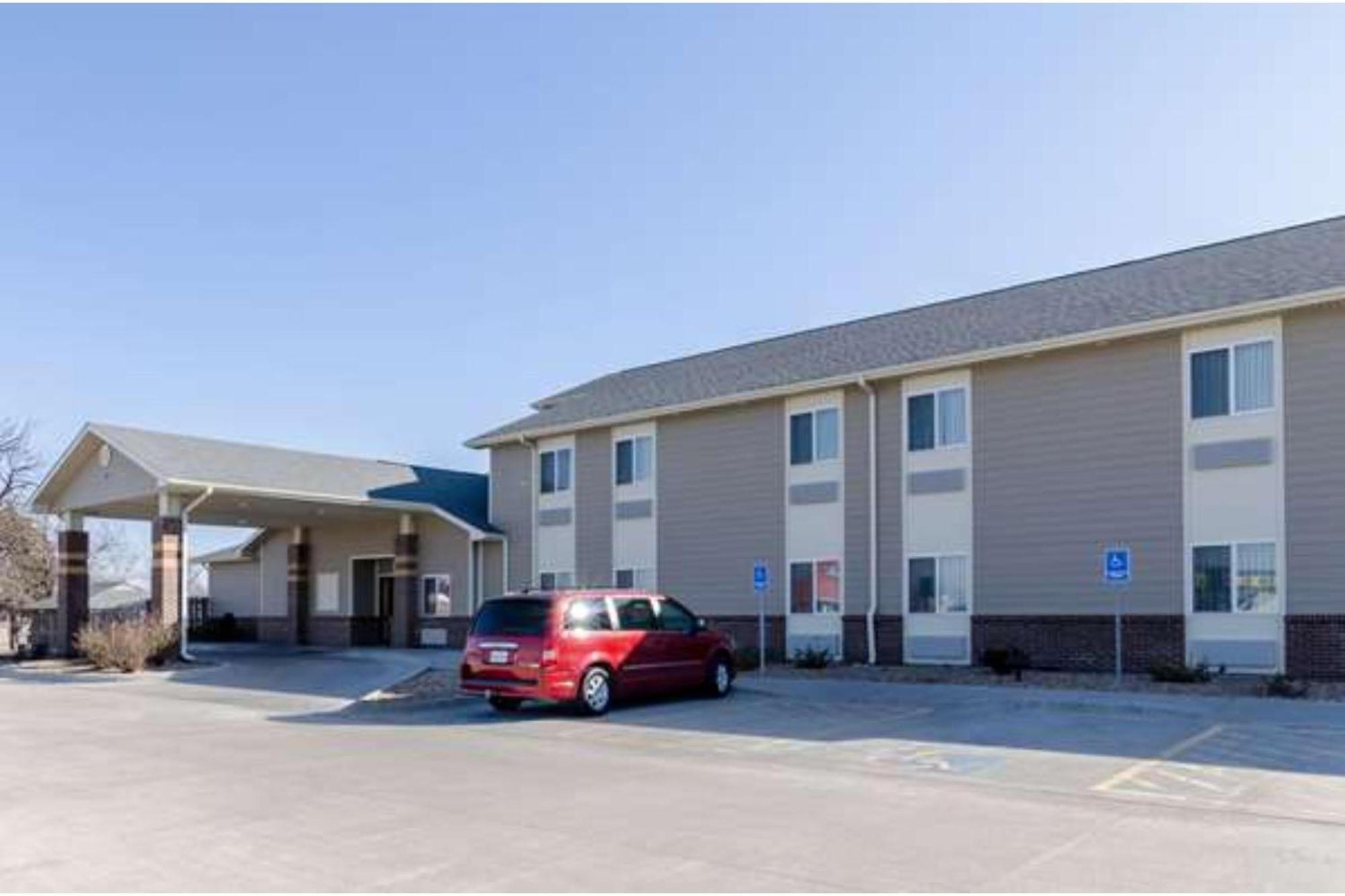 Park View Inn & Suites Hoisington Near Great Bend Dış mekan fotoğraf