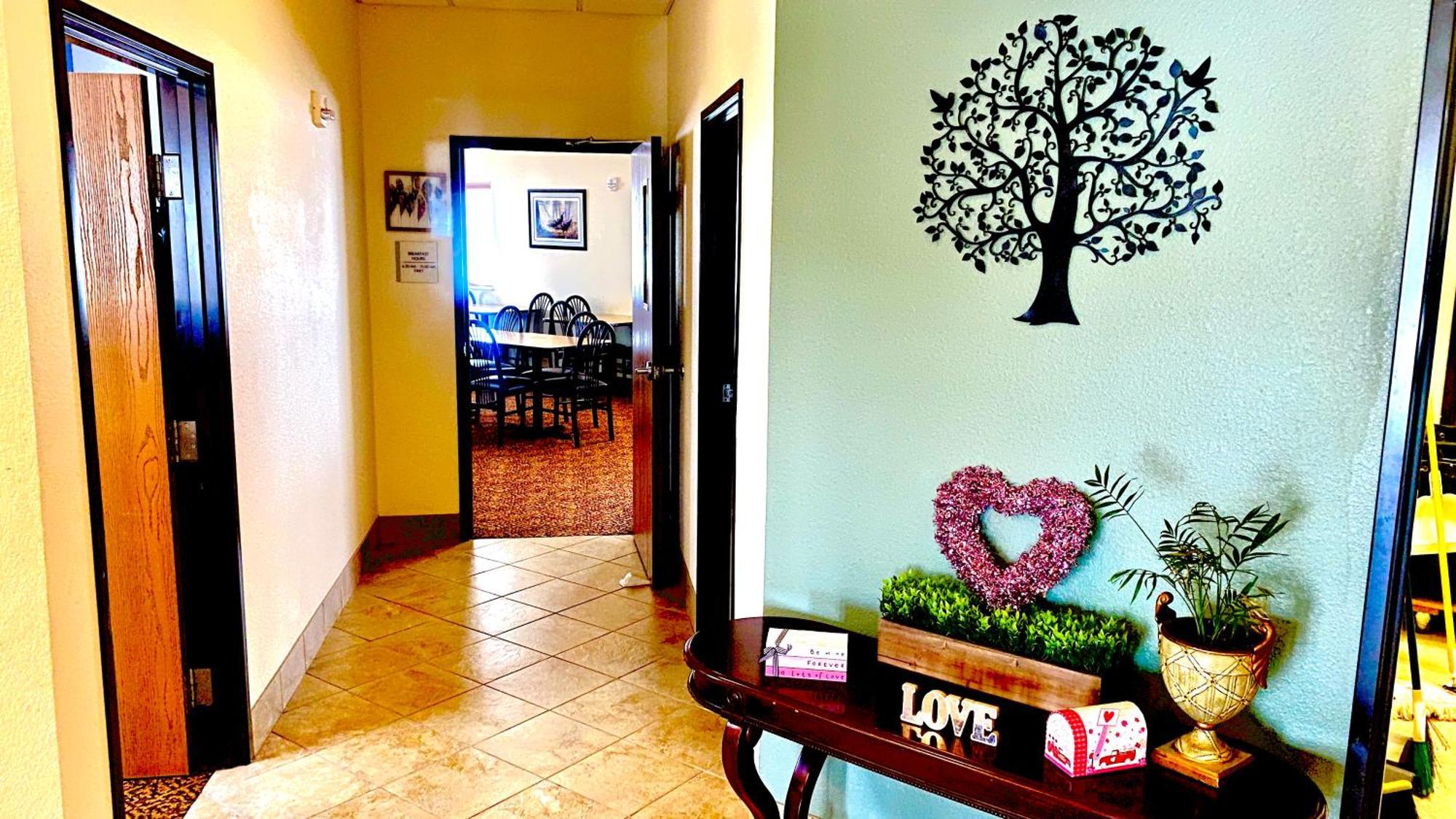 Park View Inn & Suites Hoisington Near Great Bend Dış mekan fotoğraf