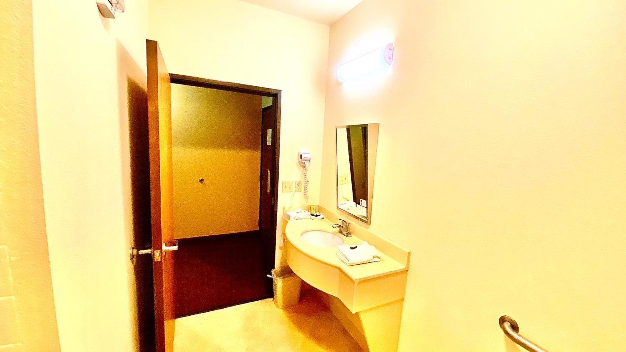 Park View Inn & Suites Hoisington Near Great Bend Dış mekan fotoğraf